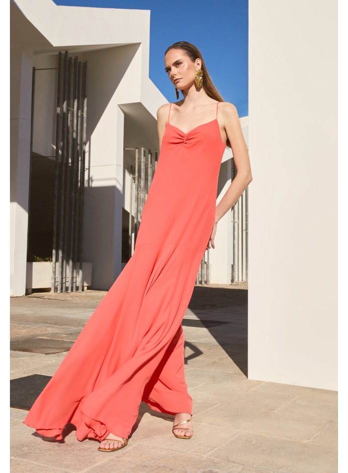 Longue robe orange avec encolure à volants et...