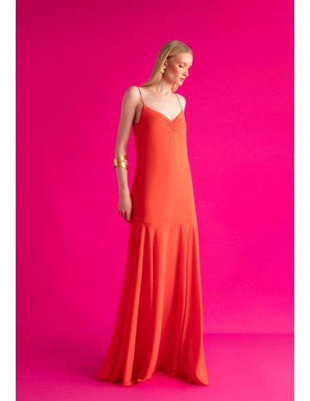Vestido largo naranja con escote fruncido y falda de capa para eventos