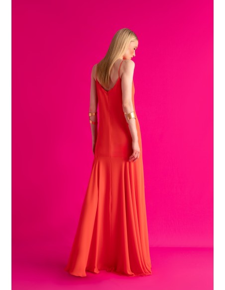 Vestido largo naranja con escote fruncido y falda de capa para ocasiones especiales