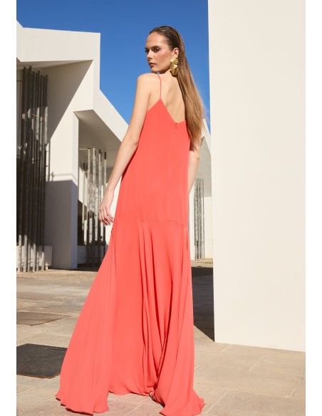 Vestido largo naranja con escote fruncido y falda de capa para invitada de boda