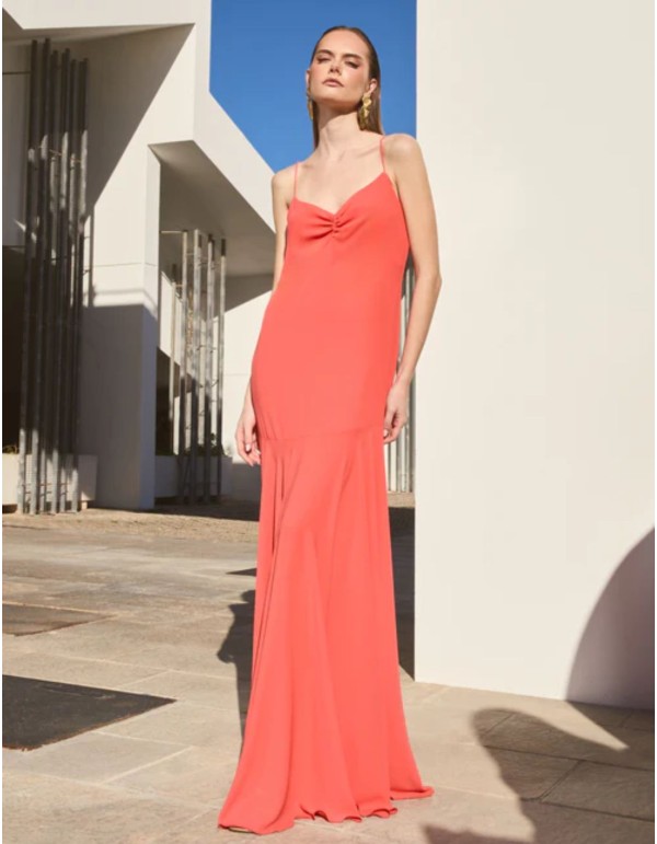 Longue robe orange avec encolure à volants et jupe cape