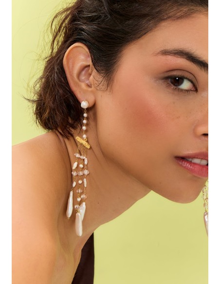 Pendientes dorados con colgantes de perlas