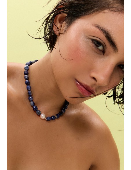 Collar de piedras azules con detalle de perla