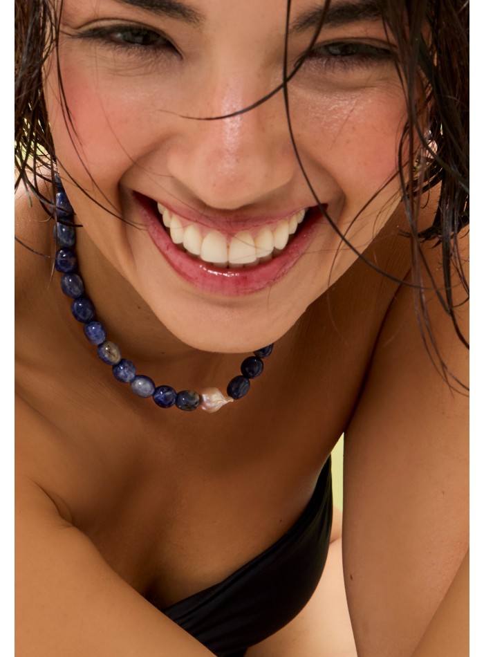 Collar de piedras azules con detalle de perla