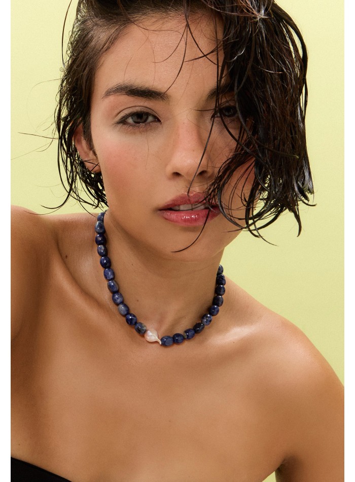 Collier de pierres bleues avec perles