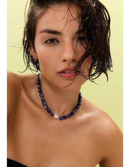 Collar de piedras azules con detalle de perla