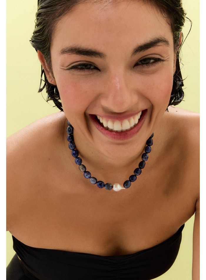 Collar de piedras azules con detalle de perla