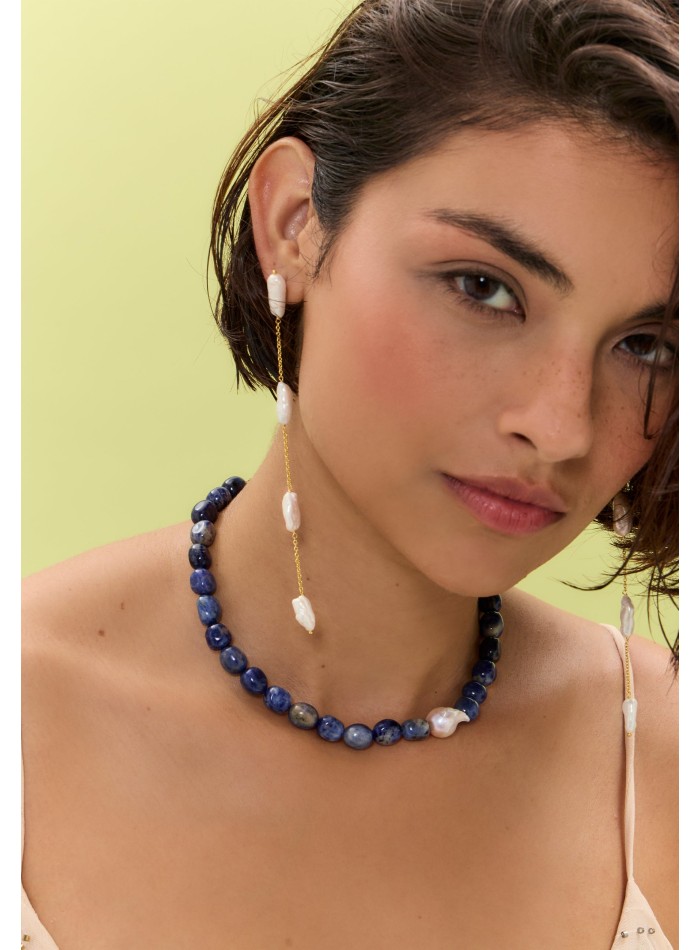 Collar de piedras azules con detalle de perla