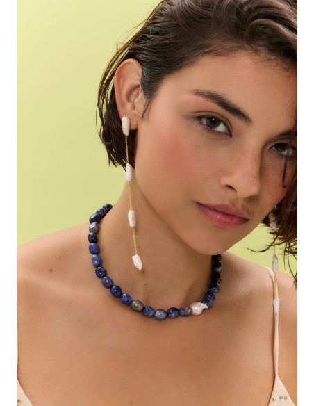 Collar de piedras azules con detalle de perla