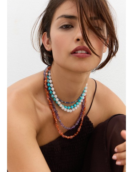 Collar en capas con piedras multicolores