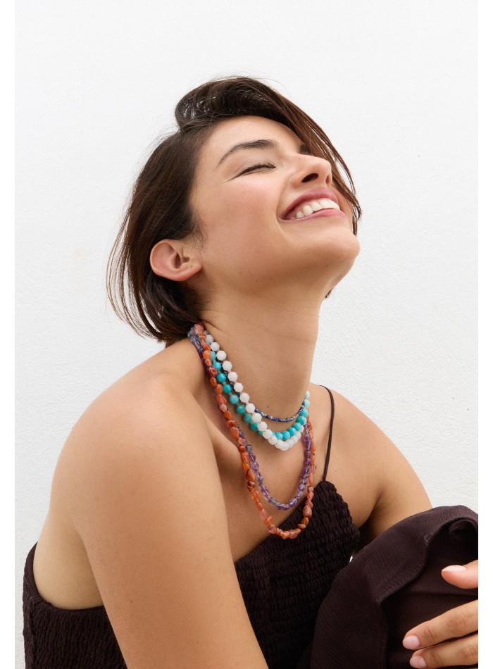 Collier superposé avec pierres multicolores