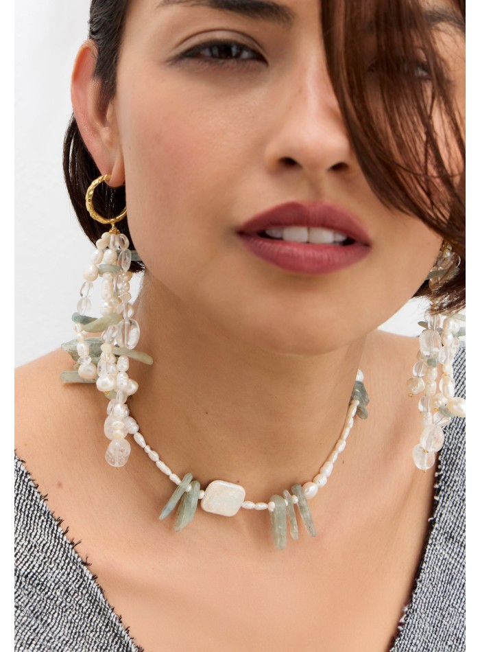 Collar de perlas con detalle de piedras aguamarina