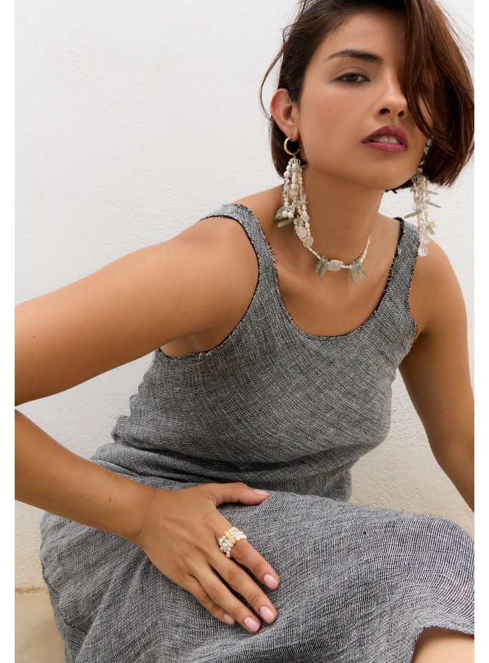 Pearl necklace with aquamarine stone details