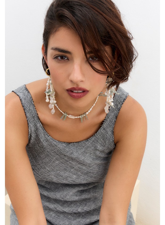 Pearl necklace with aquamarine stone details