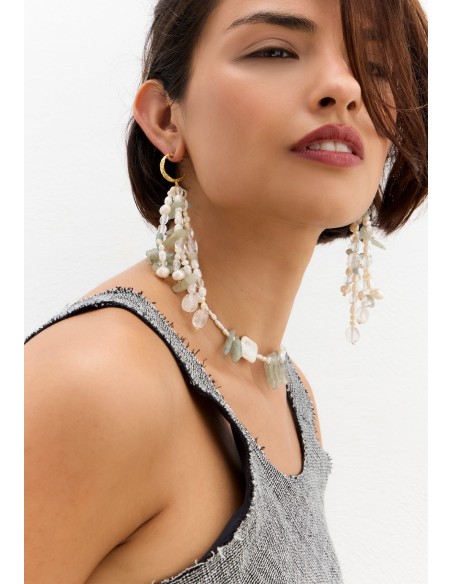 Pearl necklace with aquamarine stone details