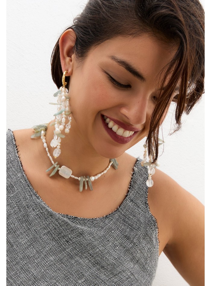 Pearl necklace with aquamarine stone details