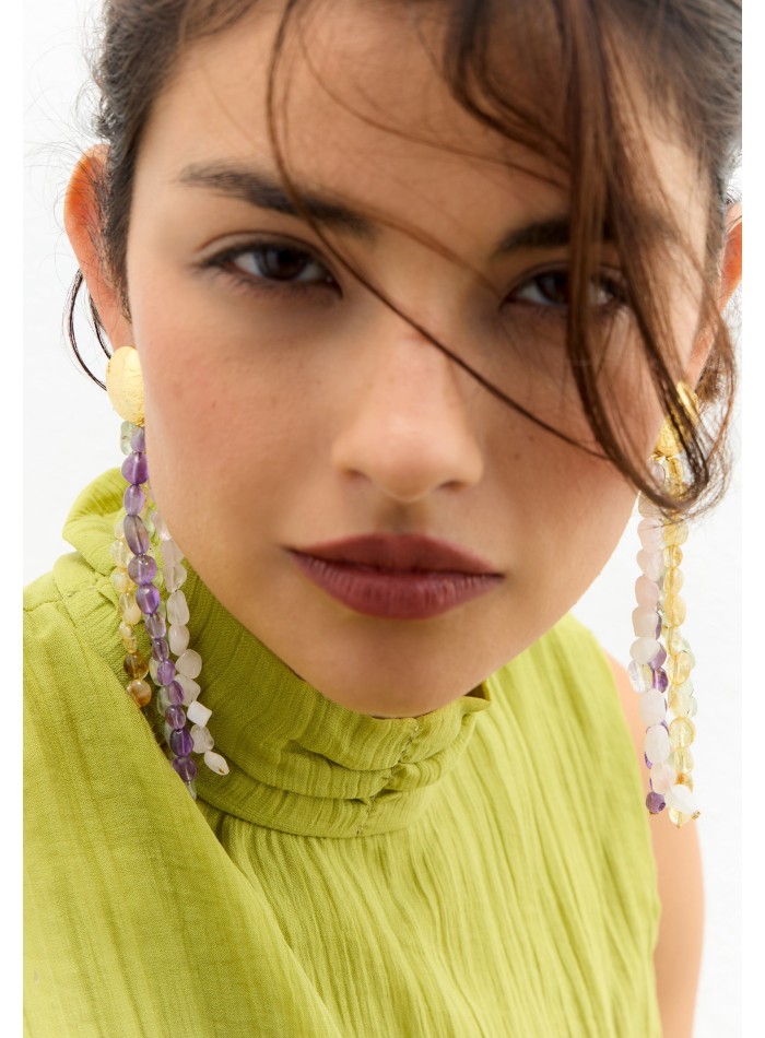 Pendientes dorados con piedras multicolor