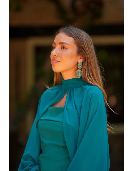 Vestido largo petróleo con falda de gasa y mangas desmontables para invitadas especiales