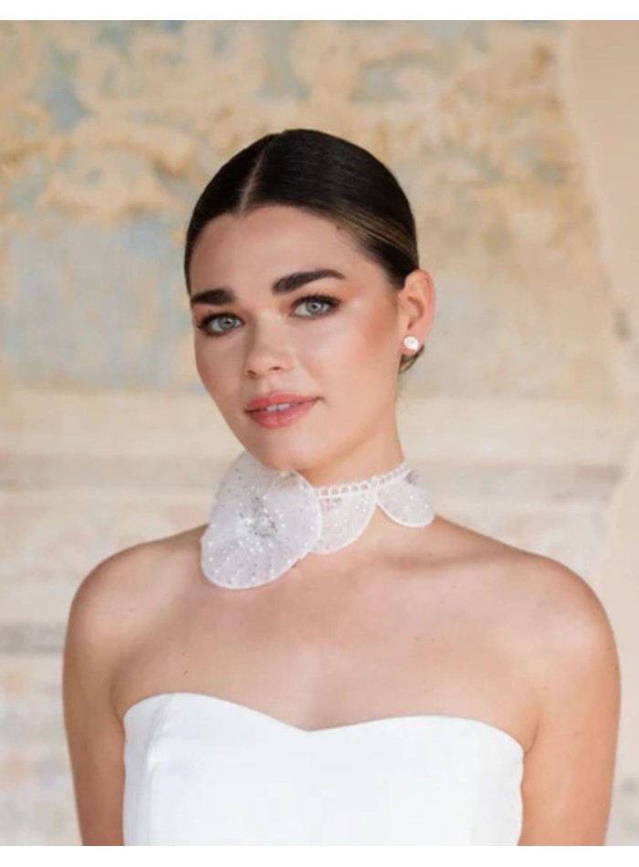 Choker de pétalos blancos bordados