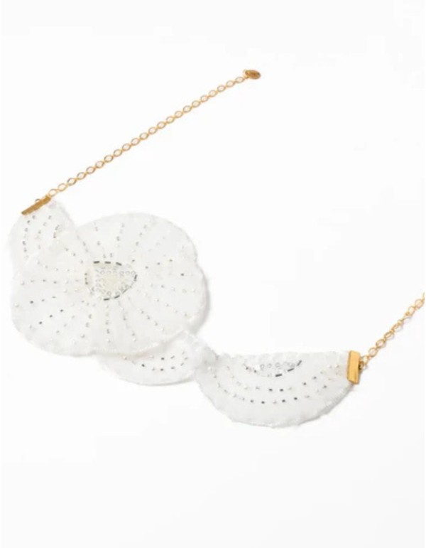 Choker de pétalos blancos bordados 2