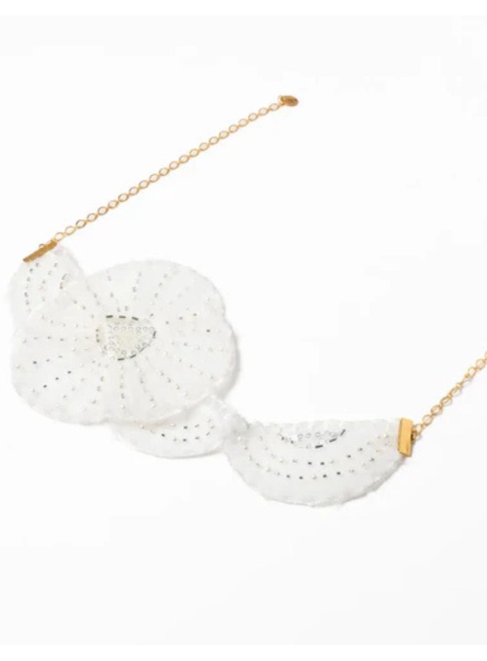 Choker de pétalos blancos bordados
