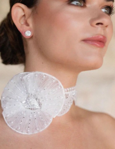 Choker de pétalos blancos bordados