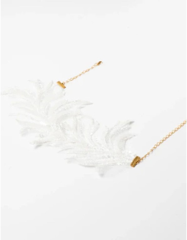 Choker de plumas blancas bordadas 2