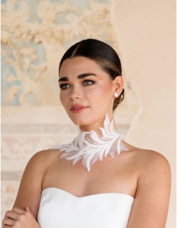 Choker de plumas blancas bordadas