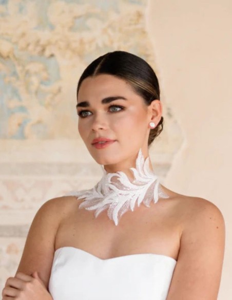 Choker de plumas blancas bordadas