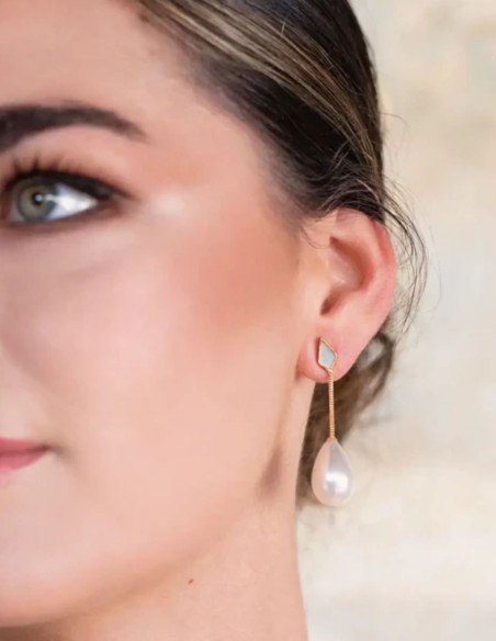 Boucles d'oreilles courtes de mariage avec fil d'or et perle en goutte d'eau