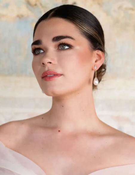 Pendientes cortos con hilo dorado y lágrima perlada para novia