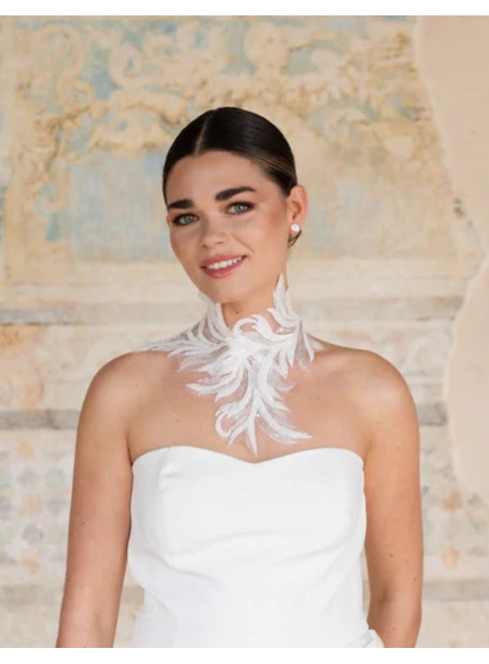 Collar con bordado de plumas blancas