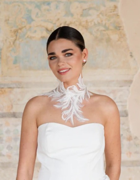 Collier avec broderie de plumes blanches