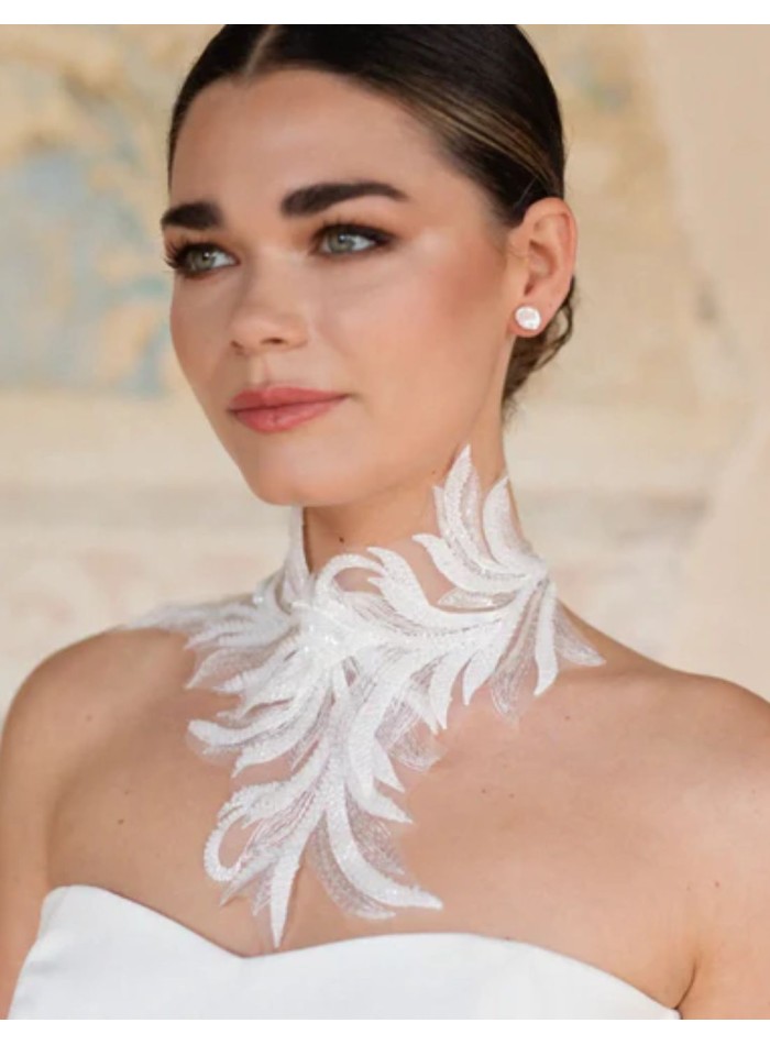 Collar con bordado de plumas blancas