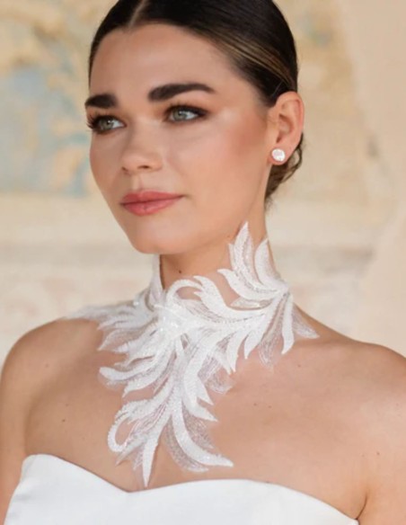 Collier avec broderie de plumes blanches