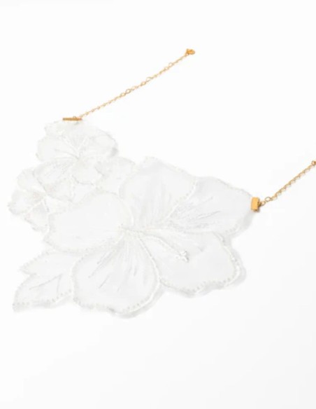 Collier avec fleurs blanches brodées