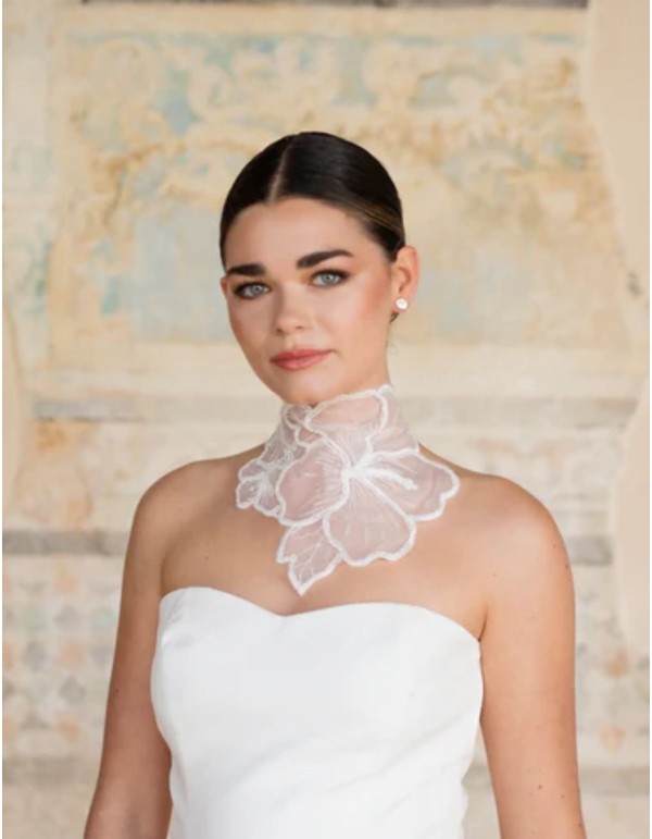 Collar con flores bordadas en blanco