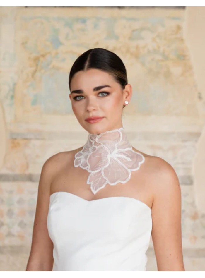 Collar con flores bordadas en blanco
