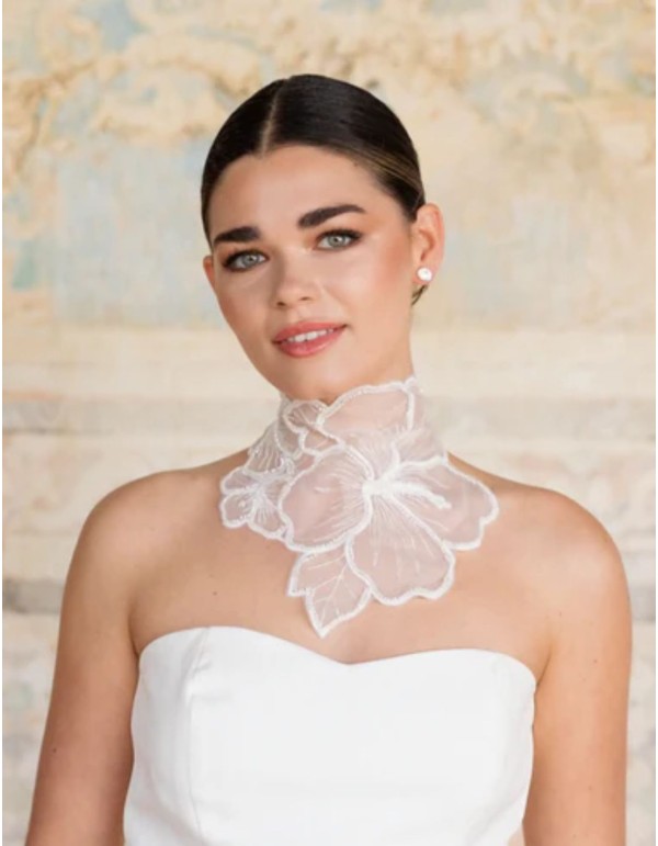 Collar con flores bordadas en blanco 2