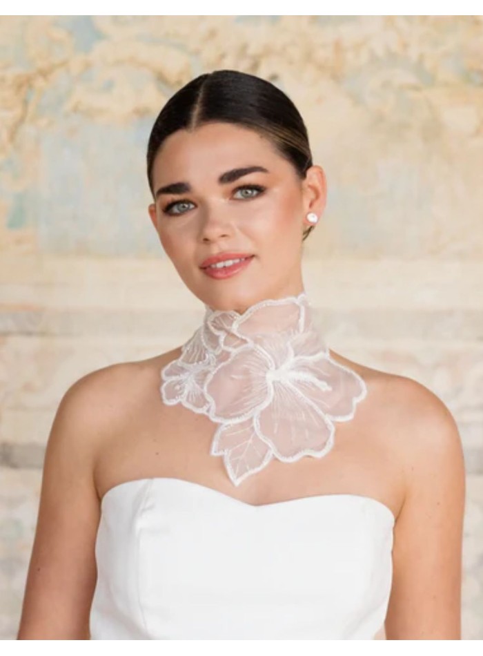 Collier avec fleurs blanches brodées