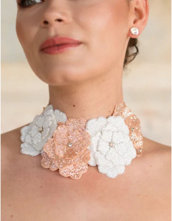 Collier avec fleurs brodées blanc et or rose