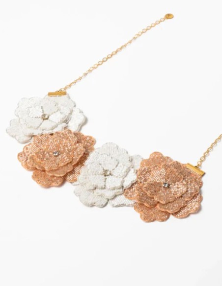 Collier avec fleurs brodées blanc et or rose