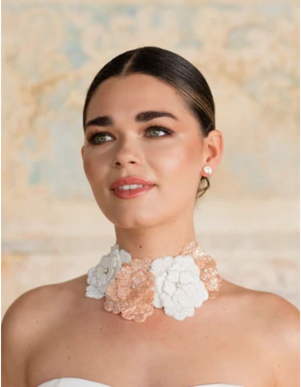 Collier avec fleurs brodées blanc et or rose 2