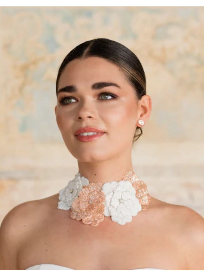 Collar con flores bordadas en blanco y oro rosa