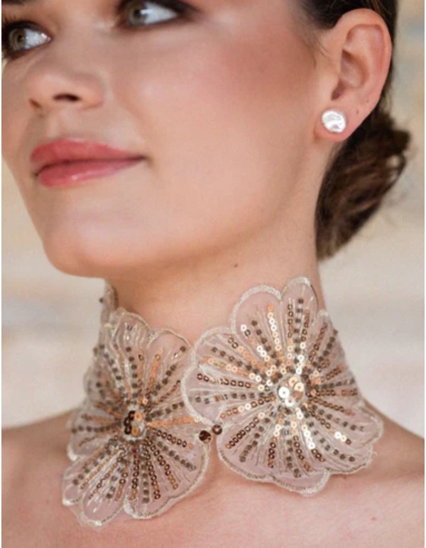 Choker con flores doradas bordadas