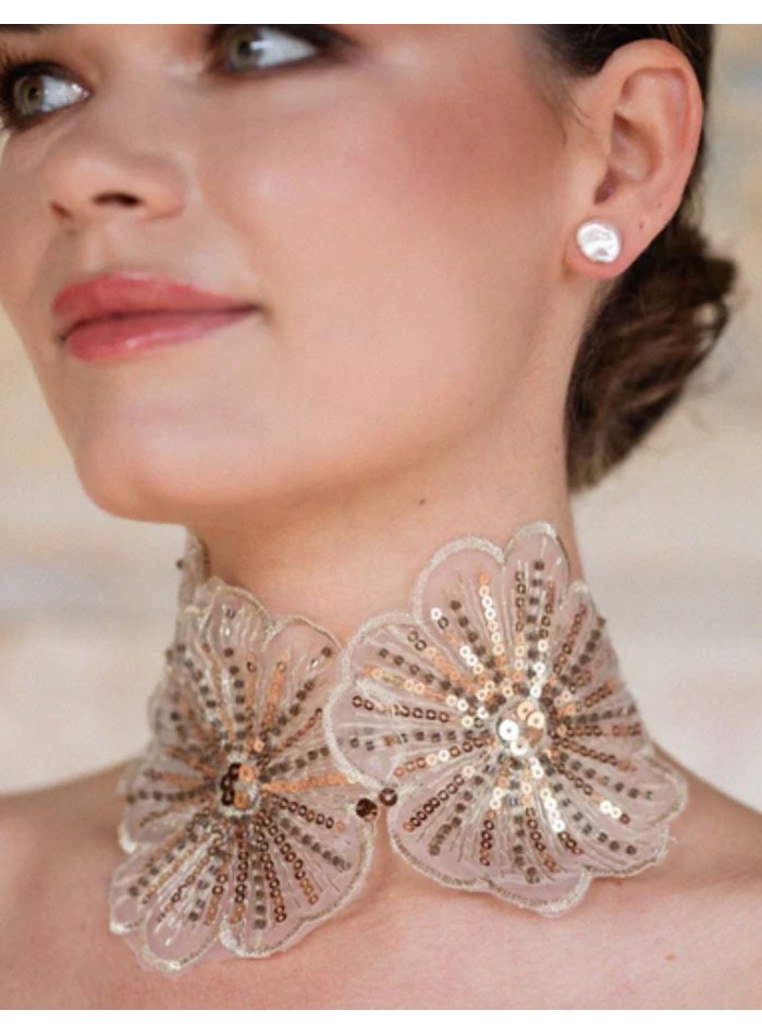 Choker con flores doradas bordadas