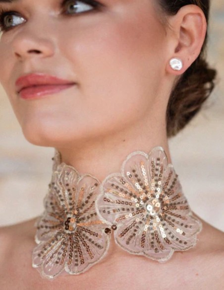 Choker con flores doradas bordadas