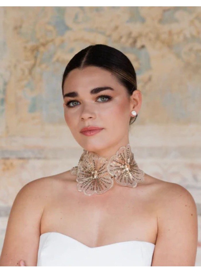 Choker con flores doradas bordadas