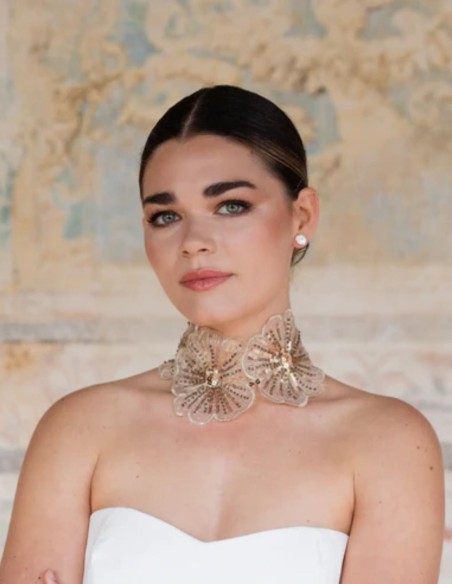 Choker con flores doradas bordadas