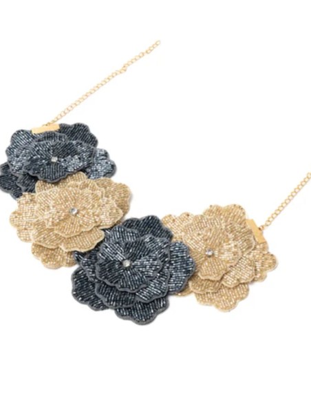 Collar con flores bordadas en dorado y gris